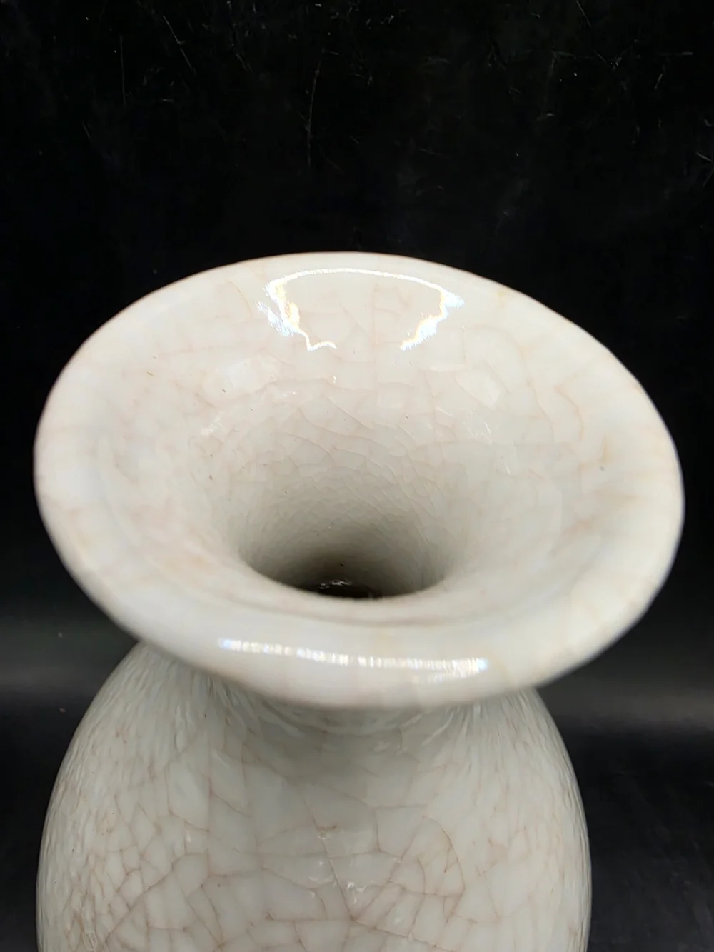 Elegant Crackle-Glaze Ceramic Vase in Cream